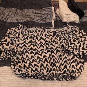 VS small white and black top